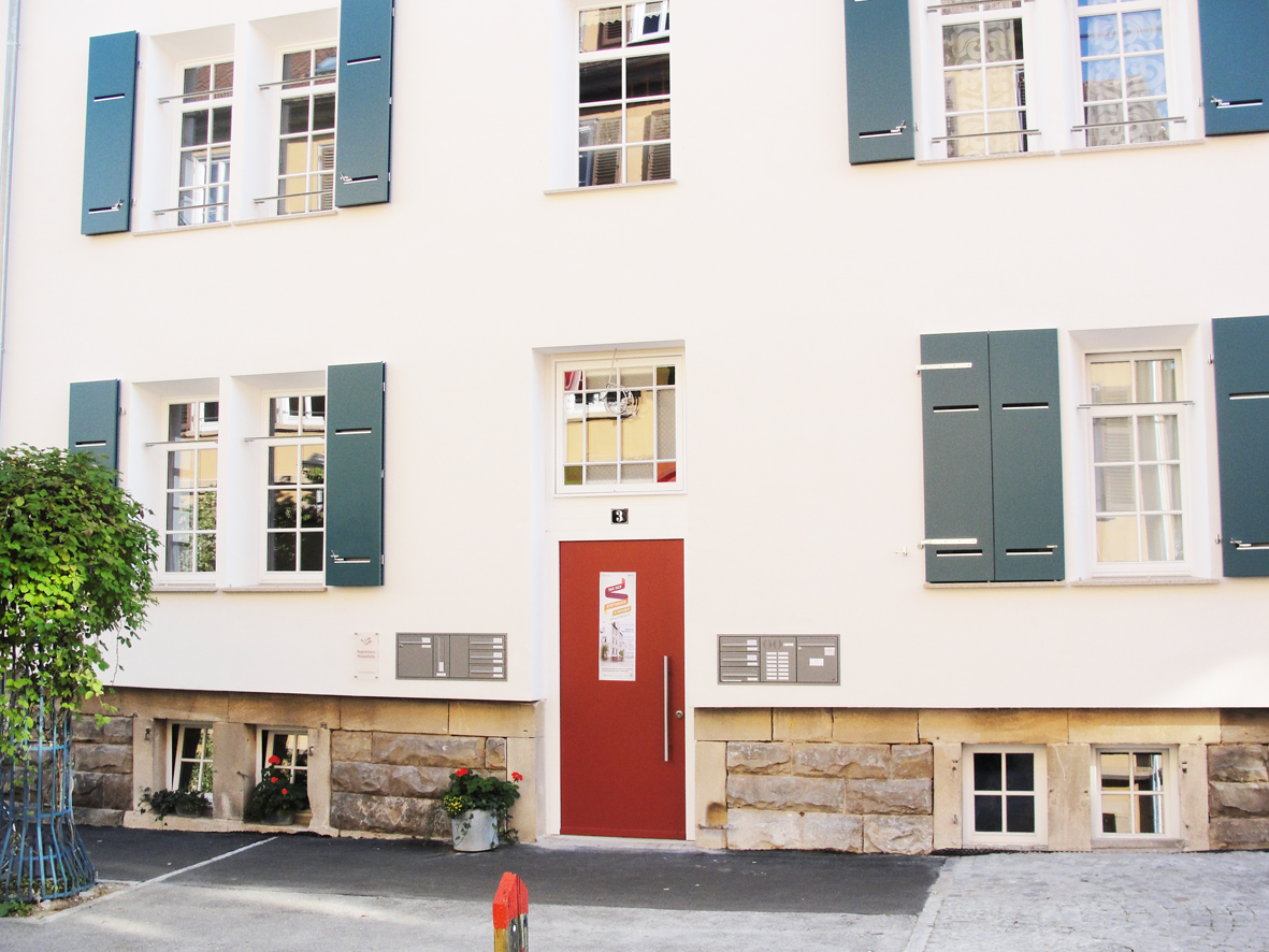 Vorderseite /Nordseite des Beginenhauses Mauerstraße mit der roten Eingangstür