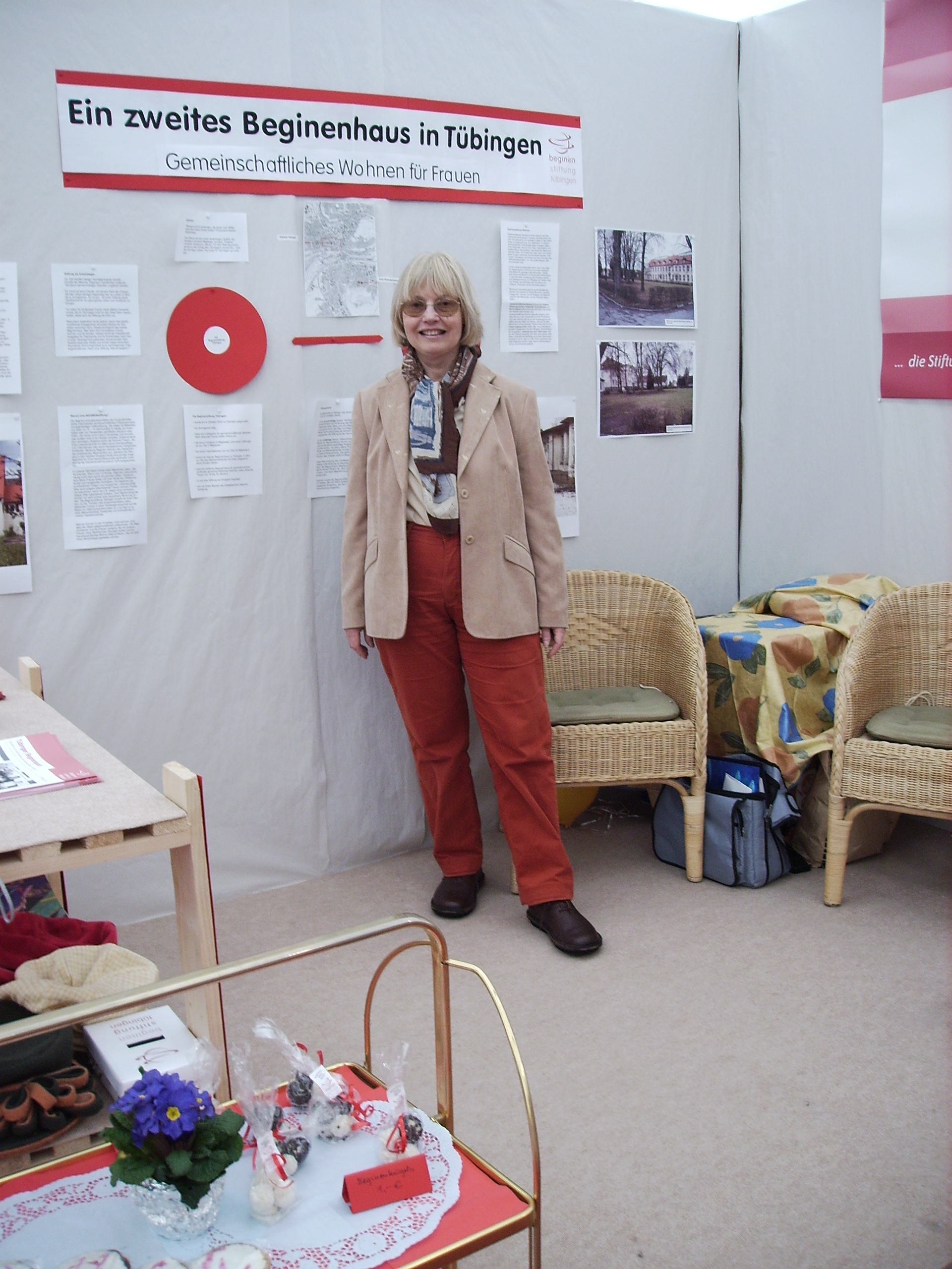 Gründungsstifterin Ingrid Gerth wirbt im Jahr 2006 auf einer Messe für ein zweites Beginenhaus in Tübingen.