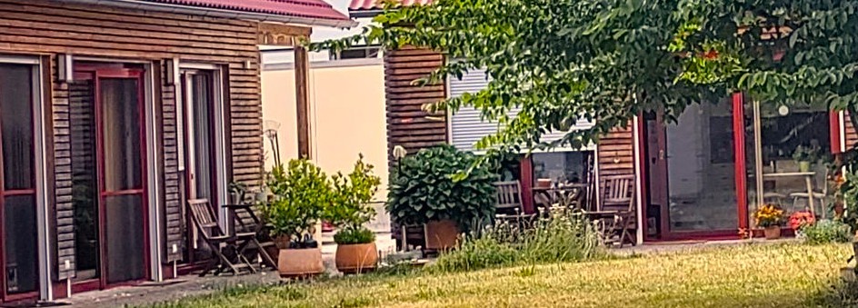 Zwei Tiny Houses des Beginenhofs in Holzständerbauweise