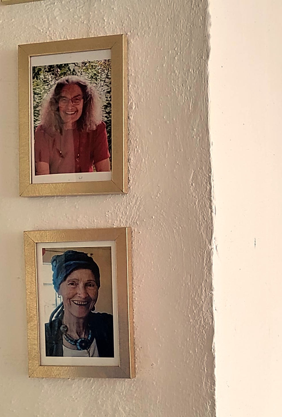 Zwei Farbfotografien, die im Inneren des Medidationsraums aufgehängt sind