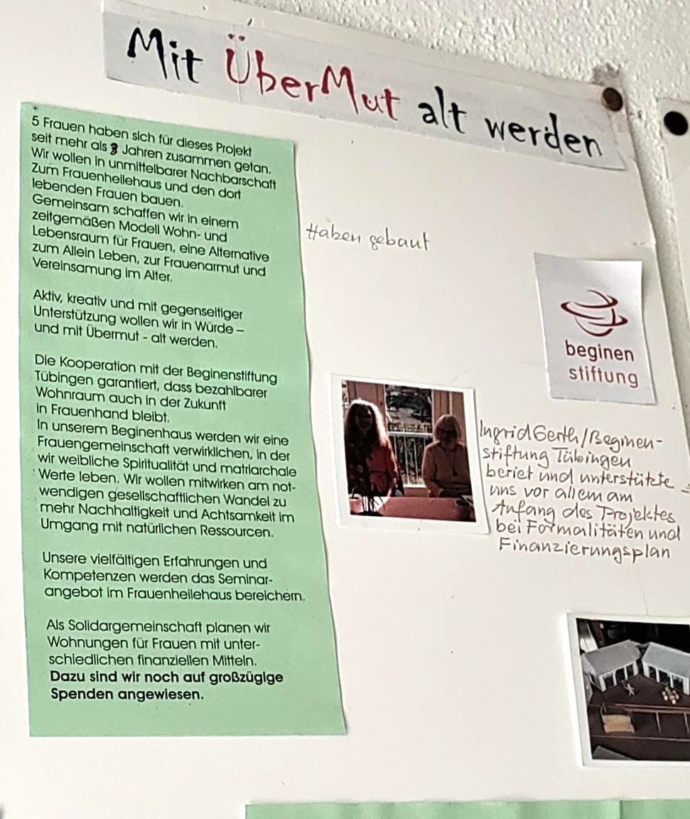 Im Eingangsbereich des Haupthauses hängt das Leitmotiv der Beginen von Blaubeuren: Mit ÜberMut alt werden. Dies ist ein A3-Plakat mit Text und Bildern aus der Entstehungszeit