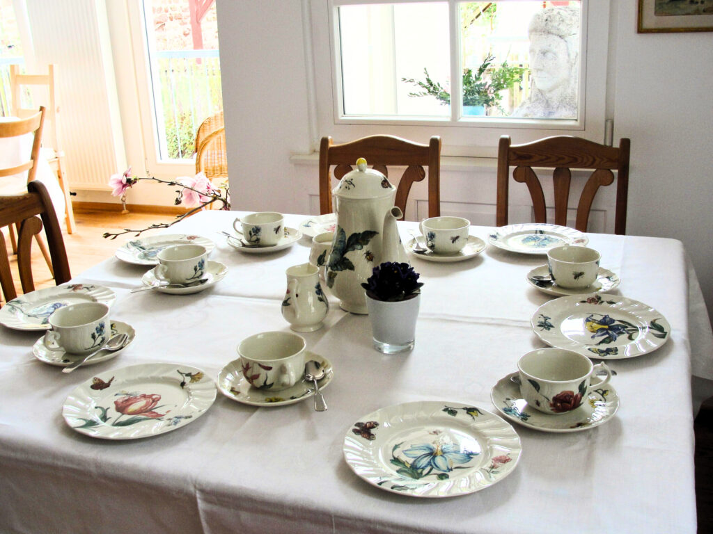 Gedeckter Kaffeetisch im Gemeinschaftsraum des Beginenhauses Mauerstraße